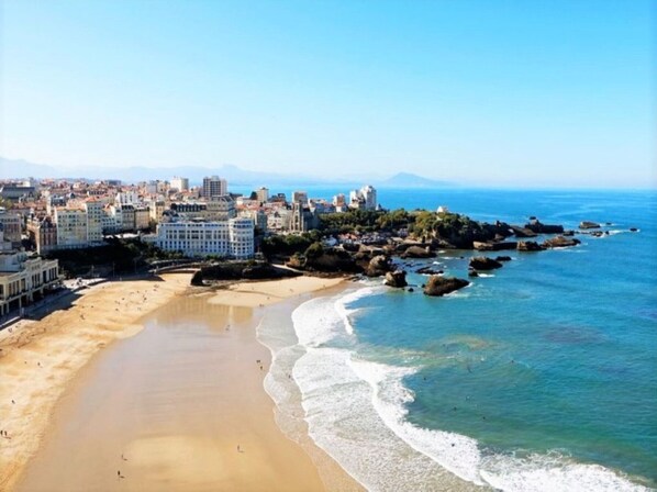 Overlooking the wide beach with gentle waves, this property offers stunning views of the city and surrounding mountains.