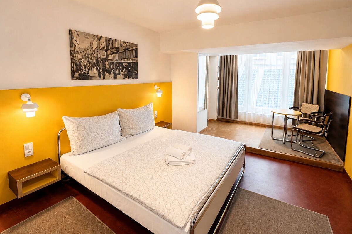 Comfort Room, 1 Queen Bed, Courtyard Area