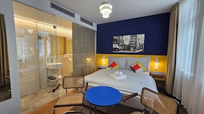 Design Room, 1 Queen Bed, Courtyard View