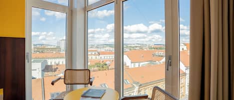 Panoramic-rum - flera sÀngar - utsikt mot staden - executive-vÄning | 1 sovrum, sÀngtillbehör av högsta kvalitet och Tempur-Pedic-madrasser