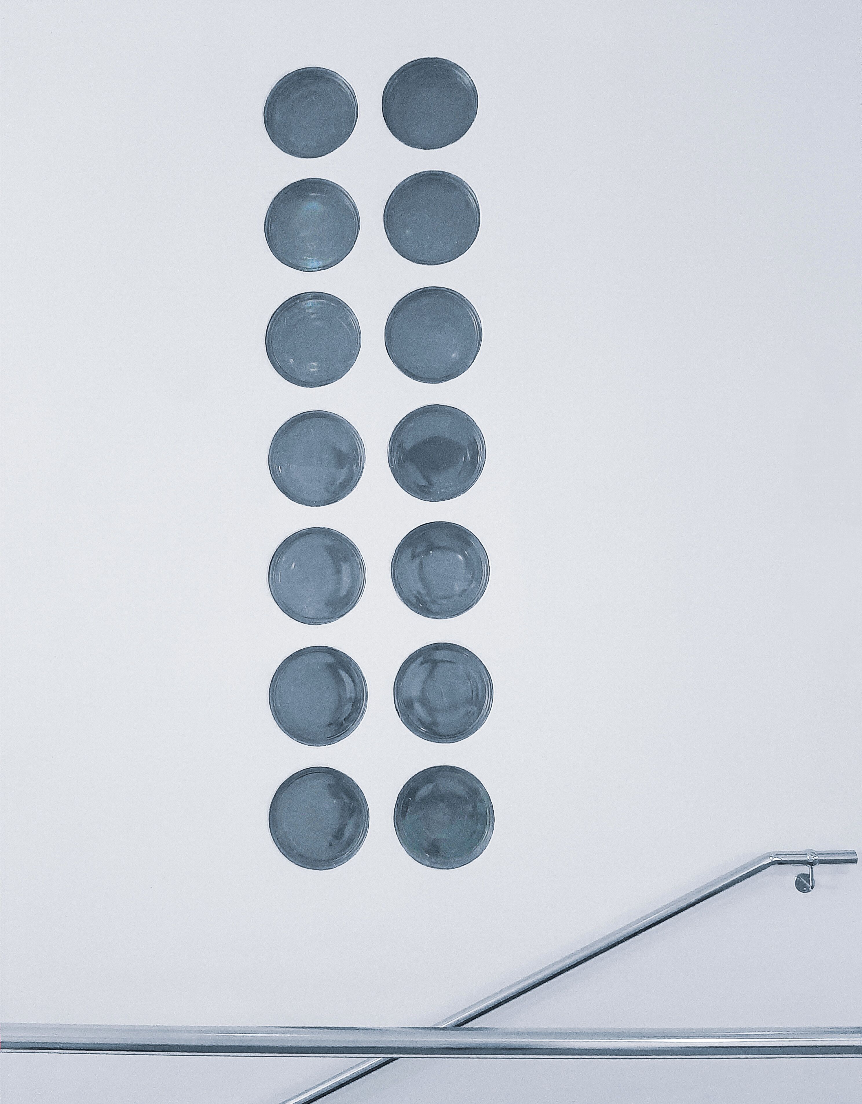 Una serie de círculos dispuestos en línea vertical sobre un fondo blanco.