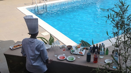 Una piscina al aire libre. Hotel le Supreme Grand-Bassam