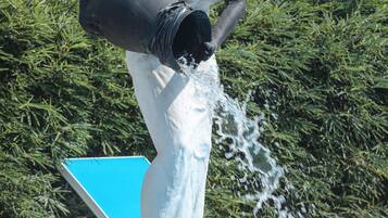 Hồ bơi ngoài trời