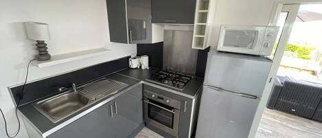 ثلاجة، ميكروويف، فرن، موقد طهي مسطح