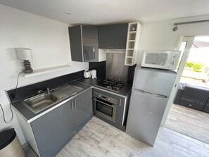 Kjøleskap, mikrobølgeovn, ovn og kokeplater