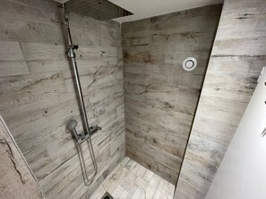 Dusj, hårføner, håndklær og såpe