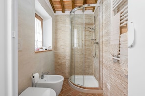 Villa, Gartenblick | Badezimmer | Dusche, Haartrockner, Bidet, Handtücher