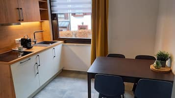 Kühlschrank, Herdplatte, Wasserkocher mit Kaffee-/Teezubehör
