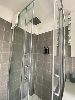 Douche, douche à « effet pluie », sèche-cheveux, serviettes fournies