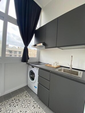 Four, plaque de cuisson, moulin à café