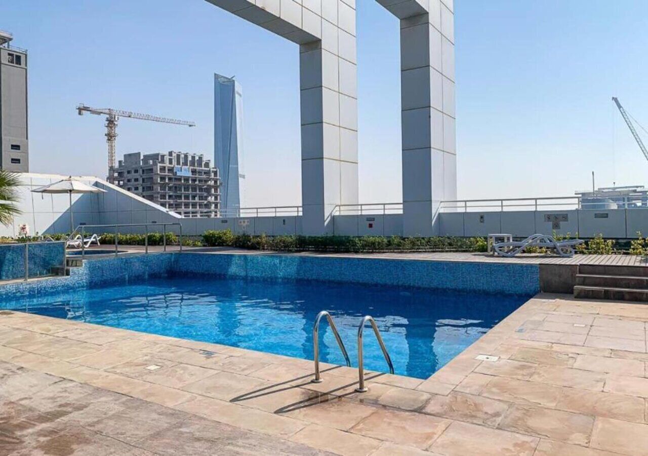 Piscina externa, funciona das 8h às 19h, salva-vidas no local