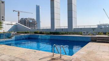 Piscina externa, funciona das 8h às 19h, salva-vidas no local