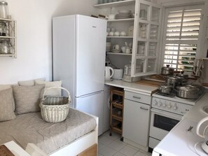 Apartment (One Bedroom Apartment with Terrace) | Private kitchen | Fridge - Apartment Oleander (Novalja)