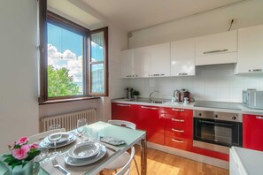 Apartment | Private kitchen | Full-size fridge, microwave, oven, stovetop - Appartamento Marte (Como)