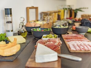 فطور أوروبي يوميًا بتكلفة قدرها (12 EUR لل شخص)