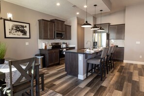 Frigorífico, microondas, horno y placa de cocina