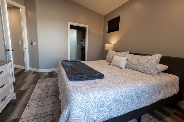 3 bedrooms, desk, iron/ironing board, free WiFi
