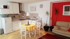 Apartment (Two Bedroom Apartment with Terrace) | Living room - Apartment Luca (Vodice)