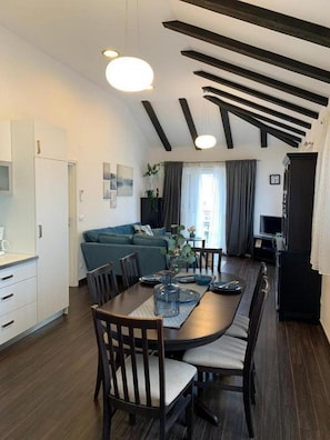 Apartamento (One Bedroom Apartment with Terrace) | Comedor