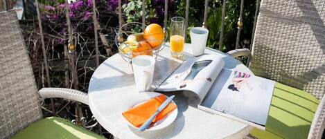 Căn hộ (Two Bedroom Apartment with Balcony) | Ban công