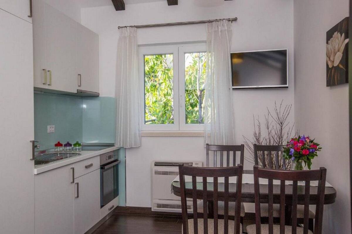 Apartment (Deluxe One Bedroom Apartment) | Dining room