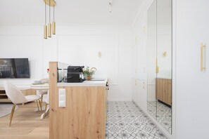 公寓, 1 間臥室, 陽台 | 私人廚房 | 微波爐、烤箱、咖啡機/沖茶器、電熱水壺