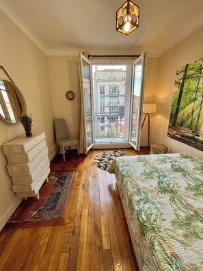2 bedrooms, iron/ironing board, WiFi, bed sheets - Condo near Seine and Eiffel Tower, top floor with balcony (Paris)