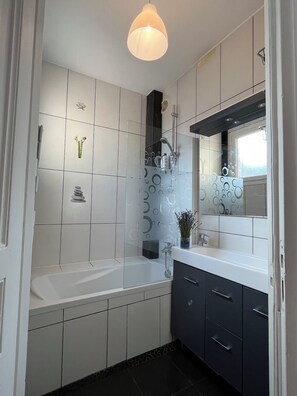 Hair dryer, towels, soap, toilet paper - Condo near Seine and Eiffel Tower, top floor with balcony (Paris)