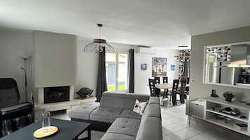 Télévision, cheminée, table de tennis de table, livres