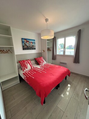 3 bedrooms, desk, iron/ironing board, travel cot