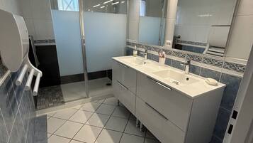 Douche, articles de toilette écologiques, sÚche-cheveux