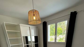 3 chambres, bureau, fer et planche Ă  repasser, lit parapluie