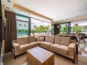 Biệt thự (Villa Alpha & Omega - Four Bedroom Vi) | Phòng khách | TV màn hình phẳng 32-inch có truyền hình cáp