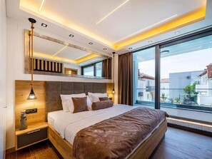 8 bedrooms, cots/infant beds, free WiFi