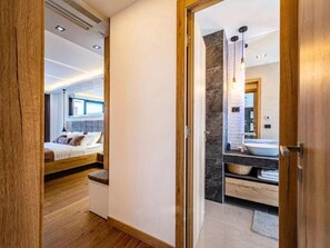 Biệt thự (Villa Alpha & Omega - Four Bedroom Vi) | Phòng tắm | Buồng tắm vòi sen, khăn tắm