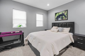 4 bedrooms, desk, iron/ironing board, travel crib - Charming Home: Parking, Sleeps 10, WFH Space (Baltimore)