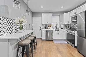 Fridge, microwave, oven, stovetop - Charming Home: Parking, Sleeps 10, WFH Space (Baltimore)