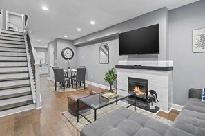 Televisie, een open haard en een kantoor