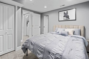 4 slaapkamers, een bureau, een strijkplank/strijkijzer, reisbedje