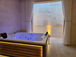 奢华套房 | 埃及棉床单、高档床上用品、迷你吧、客房内保险箱