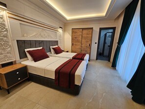 Deluxe Twin Room, Balcony, City View | 1 bedroom, Egyptian cotton sheets, premium bedding, minibar