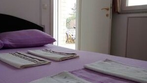 Una habitación con cama, ventana y puerta.