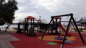 Lejlighed (Apartment Mijatovic - One Bedroom Apa) | Udendørs legeområde for børn