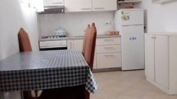 Appartement (Apartment Mijatovic - One Bedroom Apa) | Privékeuken | Een koelkast