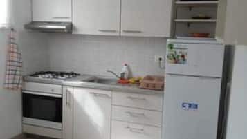 Appartement (Apartment Mijatovic - One Bedroom Apa) | Privékeuken | Een koelkast