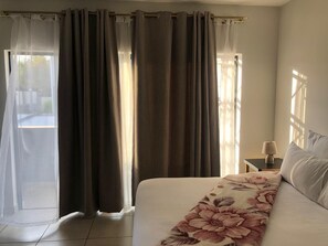 2 bedrooms, desk, iron/ironing board, free WiFi - Exquisite Home In Sandton w/ Pool. Inverter & Gym (Sandton)