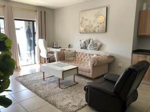 Smart TV - Exquisite Home In Sandton w/ Pool. Inverter & Gym (Sandton)