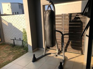 Terrace/patio - Exquisite Home In Sandton w/ Pool. Inverter & Gym (Sandton)