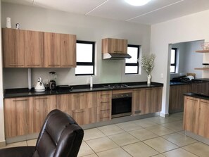 Fridge, microwave, oven, stovetop - Exquisite Home In Sandton w/ Pool. Inverter & Gym (Sandton)