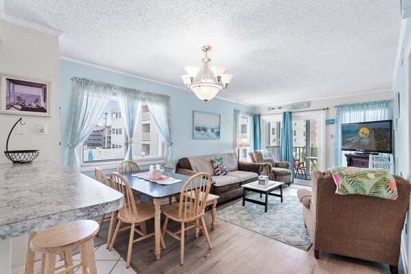 TV - Pelican's Landing Unit 133 - Courtyard view (Myrtle Beach)